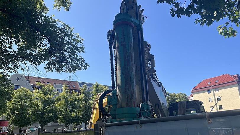 Nach Auskunft eines Firmenmitarbeiters sollen außen ums Loch Betonpfähle gesetzt werden. Nach Auskunft eines Firmenmitarbeiters sollen außen ums Loch Betonpfähle gesetzt werden.