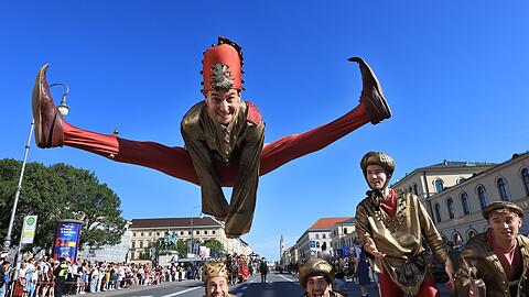 Beim Trachtenumzug am Sonntag waren auch Moriskentänzer dabei.