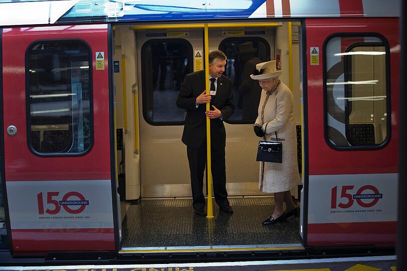 Queen Elizabeth und Kate Middleton besuchen die Londoner U-Bahn, die 150-jähriges Jubiläum feiert.
