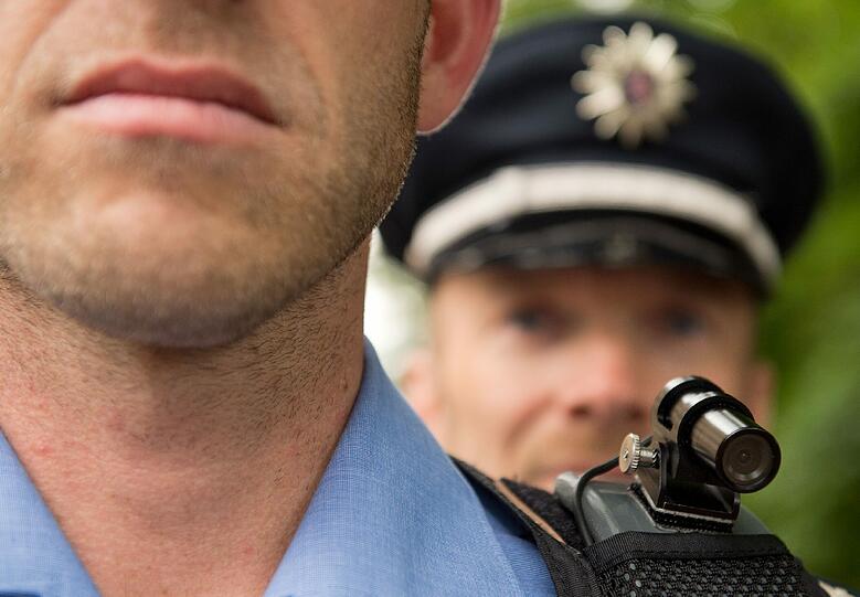 Wird direkt an der Polizei-Uniform befestigt: die "Bodycam"