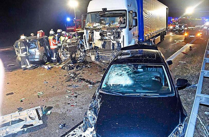 Bilder vom schweren Verkehrsunfall auf der A99 bei Neuherberg. Ein 40-Tonner raste in ein Stauende - mehrere Personen wurden schwer verletzt.