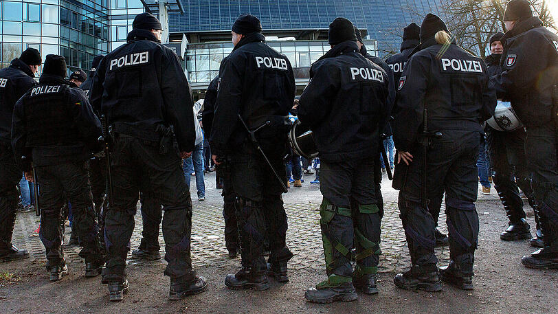 Gästefans gingen vor dem Stadion gegen die Polizisten vor, beleidigten und verletzten sie. (Symbolfoto)