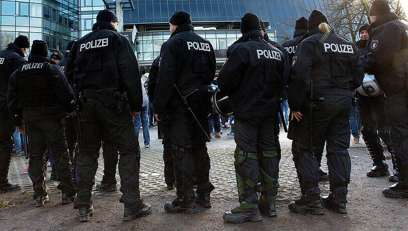 Gästefans gingen vor dem Stadion gegen die Polizisten vor, beleidigten und verletzten sie. (Symbolfoto) Gästefans gingen vor dem Stadion gegen die Polizisten vor, beleidigten und verletzten sie. (Symbolfoto)