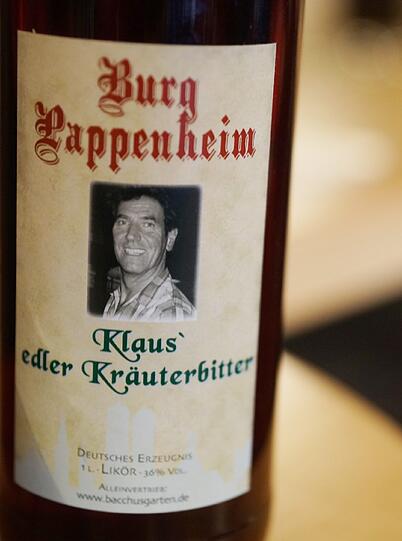 Sogar auf Flaschen präsent: Burg-Pappenheim-Wirt Klaus Dubinin.