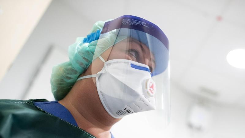 Schutzkleidung und Atemmaske: Die Mitarbeiterin einer Infektionsstation. Schutzkleidung und Atemmaske: Die Mitarbeiterin einer Infektionsstation.