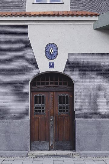 Schwabing, Gedonstraße 4: Riffel- und Glattputz im Wechsel.