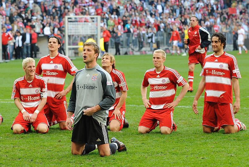 Bastian Schweinsteiger, Daniel van Buyten, Michael Rensing, Andreas Ottl, Christian Lell  und Luca Toni (von links) feiern den Sieg gegen Stuttgart.
