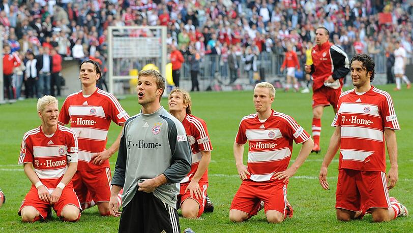 Bastian Schweinsteiger, Daniel van Buyten, Michael Rensing, Andreas Ottl, Christian Lell und Luca Toni (von links) feiern den Sieg gegen Stuttgart. Bastian Schweinsteiger, Daniel van Buyten, Michael Rensing, Andreas Ottl, Christian Lell und Luca Toni (von links) feiern den Sieg gegen Stuttgart.