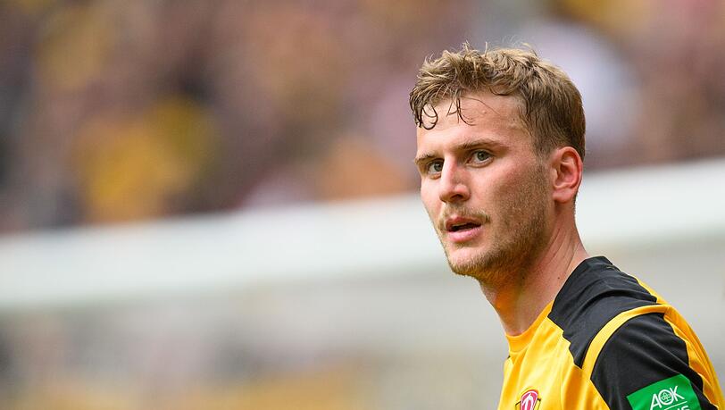 Dynamos Christoph Daferner schaut auf die Tribüne.