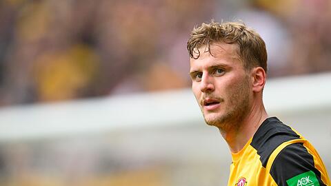 Dynamos Christoph Daferner schaut auf die Tribüne.
