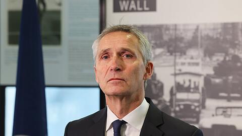 Nato-Generalsekretär Jens Stoltenberg im Mauermuseum.