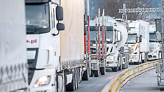 Viele wollen diesen Staus entgehen. Nicht aber mit den Tiroler Gendarmen.