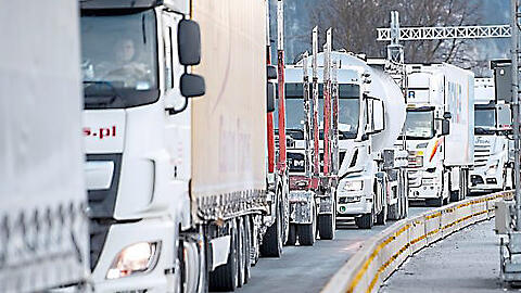 Viele wollen diesen Staus entgehen. Nicht aber mit den Tiroler Gendarmen.