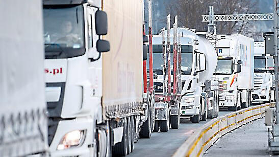 Viele wollen diesen Staus entgehen. Nicht aber mit den Tiroler Gendarmen.