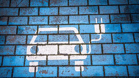 Dieser Parkplatz für ein Elektroauto, das seinen Akku auflädt, ist leer. (Symbolbild)