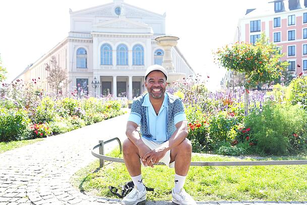 "Hier zu leben ist doch Champions League": Simon Pearce 2025 beim Spaziergang mit der AZ am Gärtnerplatz. "Hier zu leben ist doch Champions League": Simon Pearce 2025 beim Spaziergang mit der AZ am Gärtnerplatz.