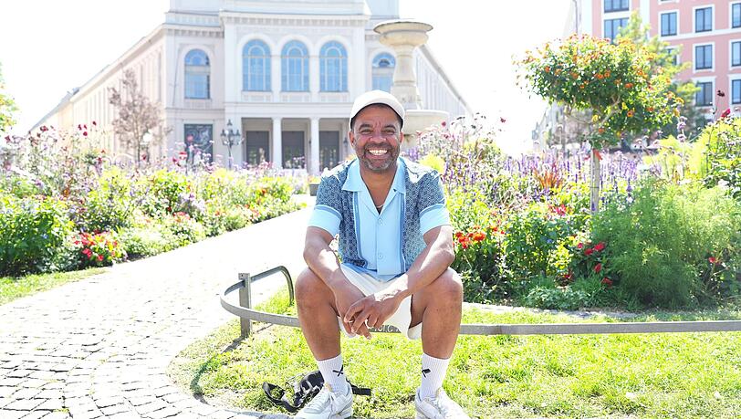 "Hier zu leben ist doch Champions League": Simon Pearce 2025 beim Spaziergang mit der AZ am Gärtnerplatz. "Hier zu leben ist doch Champions League": Simon Pearce 2025 beim Spaziergang mit der AZ am Gärtnerplatz.