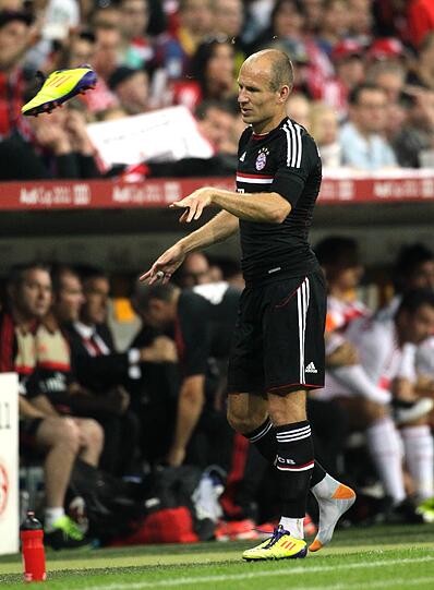 Robben muss vom Platz. Frustriert über das neuerliche Verletzungspech schmeißt er einen Schuh.