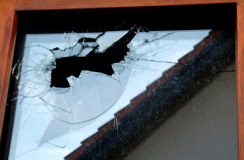 Die Scheibe ist zwar dringeblieben, trotzdem verteilen sich überall Glassplitter.
