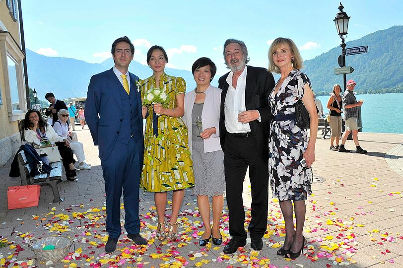 Was für eine Kulisse! David Dietl mit Ehefrau Lydie, ihrer Mutter und seinen Eltern Helmut Dietl und Marianne Dennler vor dem Tegernsee.