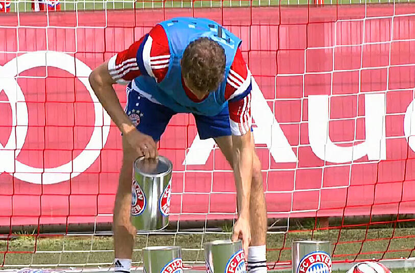 Thomas Müller versucht sich beim Dosenschießen