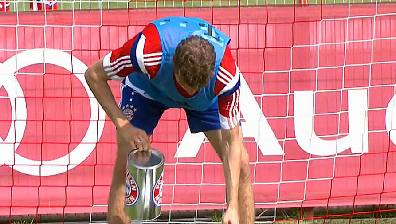Thomas Müller versucht sich beim Dosenschießen Thomas Müller versucht sich beim Dosenschießen