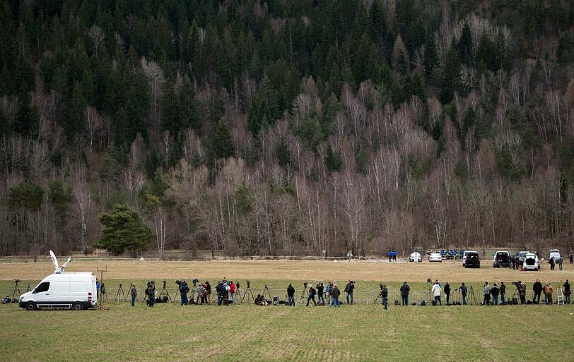 Journalisten warten am Mittwoch in Seyne Les Alpes auf die Ankunft von Bundeskanzlerin Merkel.
