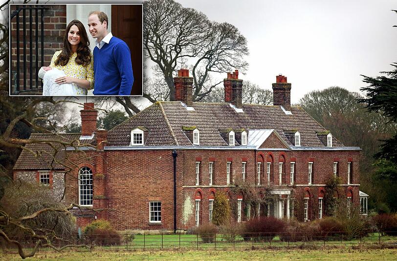 Das Landhaus Anmer Hall auf dem Gelände von Queen Elizabeths Anwesen Sandringham, das die Königin ihrem angeblichen Lieblingsenkel William und seiner Frau geschenkt hatte, ist für den Einzug der jetzt vierköpfigen Familie für die stolze Summe von 1,5 Millionen Pfund (rund 2 Millionen Euro) umgebaut worden.