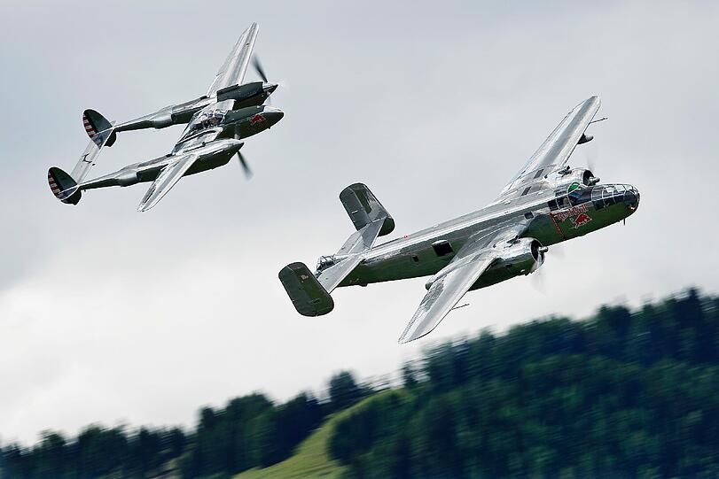 Auch diese zwei Oldies sind am Sonntag am Flughafen zu sehen: eine Lockheed P-38L Lightning und B-25J &bdquo;Mitchell&ldquo;.