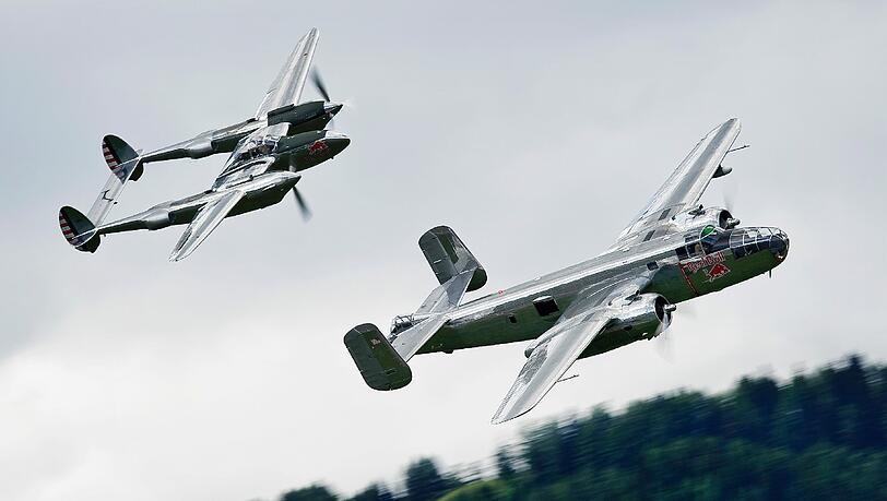 Auch diese zwei Oldies sind am Sonntag am Flughafen zu sehen: eine Lockheed P-38L Lightning und B-25J „Mitchell“. Auch diese zwei Oldies sind am Sonntag am Flughafen zu sehen: eine Lockheed P-38L Lightning und B-25J „Mitchell“.