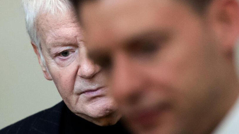 Der ehemalige Drogeriekettenbesitzer Anton Schlecker im Landgericht Stuttgart neben seinem Anwalt Maximilian Heiß. Die Familie Schlecker steht wegen des Vorwurfs des vorsätzlichen Bankrotts der Drogeriemarktkette Schlecker und möglicher Beihilfe vor Gericht.