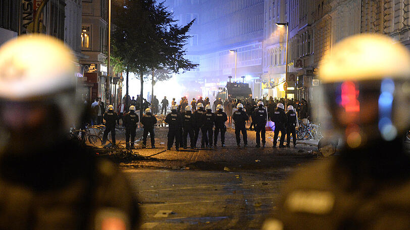 Gegen Mitternacht greift die Polizei dann ein &ndash; mit Wasserwerfern und Tränengas ging man gegen die Linksextremen vor.