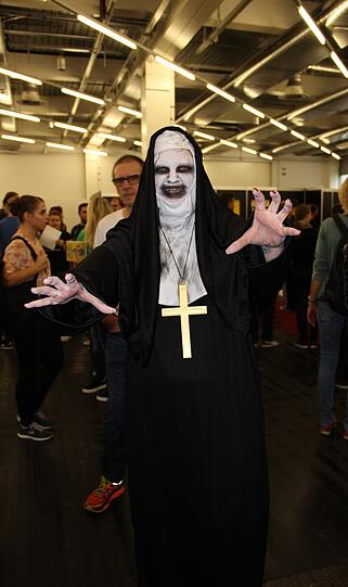 Von der Spitze der aktuellen Kinocharts direkt auf die Comic Con: "The Nun" lehrt den Besuchern das Fürchten.