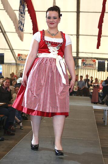 Trachtenmodenschau auf dem 27. Haderner Dorffest. Die Bilder.