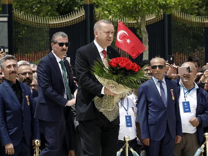 Präsident Recep Tayyip Erdogan (M) legt einen Blumenstrauß vor dem Märtyrer-Denkmal in Ankara nieder.