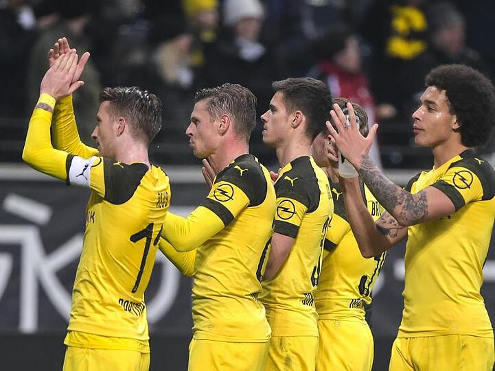Nach dem 1:1 in Frankfurt bedanken sich die BVB-Spieler bei den mitgereisten Fans.