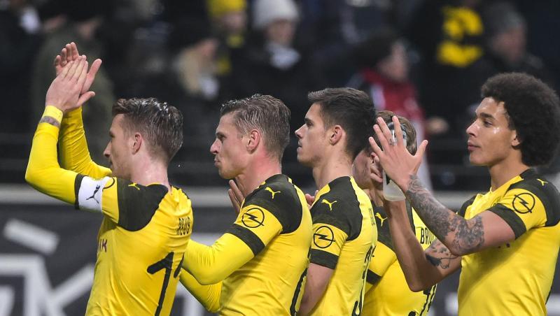 Nach dem 1:1 in Frankfurt bedanken sich die BVB-Spieler bei den mitgereisten Fans. Nach dem 1:1 in Frankfurt bedanken sich die BVB-Spieler bei den mitgereisten Fans.