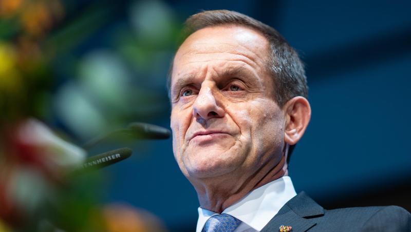 DOSB-Präsident Alfons Hörmann ist zuversichtlich, dass die Olympischen Spiele in Tokio stattfinden. DOSB-Präsident Alfons Hörmann ist zuversichtlich, dass die Olympischen Spiele in Tokio stattfinden.