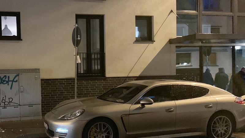 Das Auto der erschossenenen 44-Jährigen steht nach der Tat in der Offenbacher Innenstadt. Das Auto der erschossenenen 44-Jährigen steht nach der Tat in der Offenbacher Innenstadt.