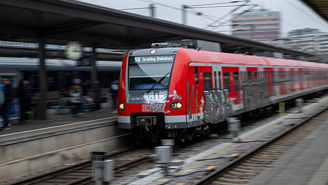 Polizisten nehmen mit gezogenen Dienstwaffen einen 24-J&auml;hrigen fest, der zuvor in einer S-Bahn drei Jugendliche bedroht haben soll. (Symbolbild)