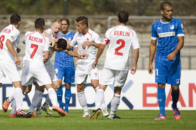Berlins Spieler feiern Metin Cakmak (4. von li.), der beim fabelhaften 4:0 gegen Hoffenheim im Pokal doppelt traf.