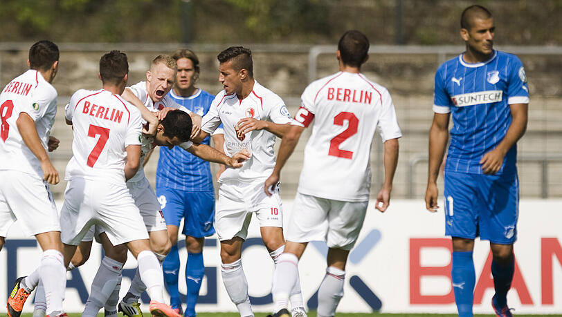 Berlins Spieler feiern Metin Cakmak (4. von li.), der beim fabelhaften 4:0 gegen Hoffenheim im Pokal doppelt traf. Berlins Spieler feiern Metin Cakmak (4. von li.), der beim fabelhaften 4:0 gegen Hoffenheim im Pokal doppelt traf.