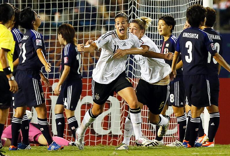 Lena Lotzen (mitte), die U 20-Vizeweltmeisterin vom FC Bayern steht im 23-köpfigen Aufgebot der deutschen Frauen-Nationalmannschaft für die beiden Länderspiel-Klassiker in den USA. Foto:Kimimasa Mayama
