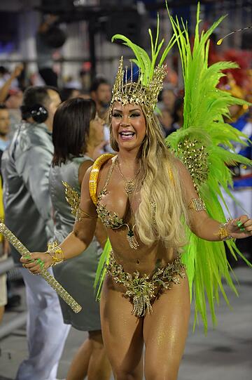 Ziemlich bunt, ziemlich heiß und ziemlich nackt: Beim Sambodromo tobt der brasilianische Karneval bei Temperaturen von über 30 Grad. Die Bilder.