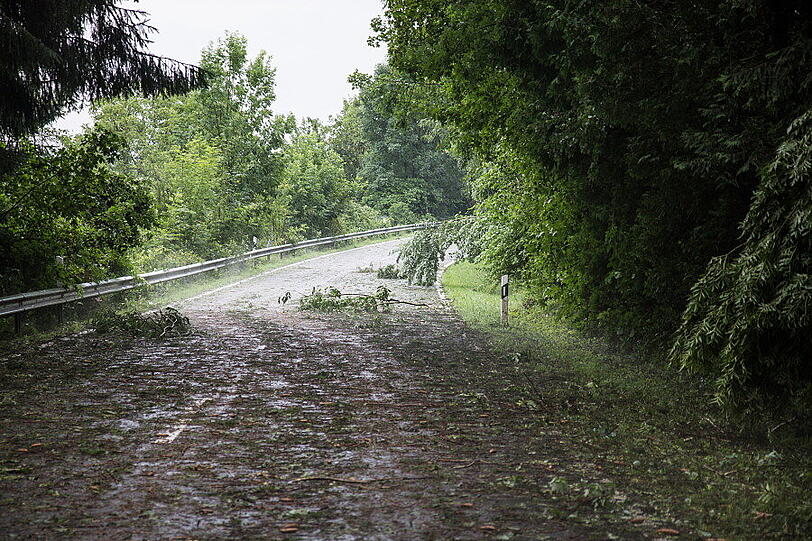 Schwere Unwetter im Berchtesgadener Land sorgten am Samstag für reichlich Chaos auf den Straßen. Die Bilder.