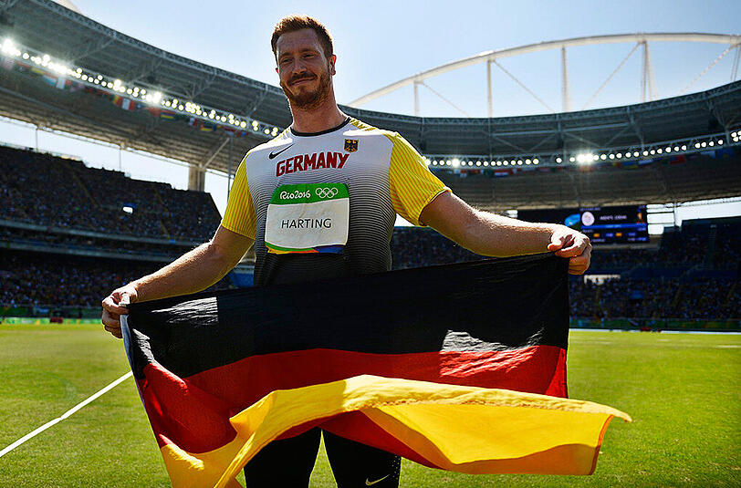 Aus dem Schatten des großen Bruders Robert herausgetreten und ganz anders drauf: Unmittelbar nach seinem Gold-Triumph im Diskuswerfen verweigerte Christoph Harting erste Interviews.