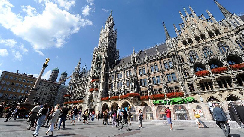 Ab morgen wird das Rathaus wieder seine Geranien haben. Farbton diesmal: "Balkon Red".