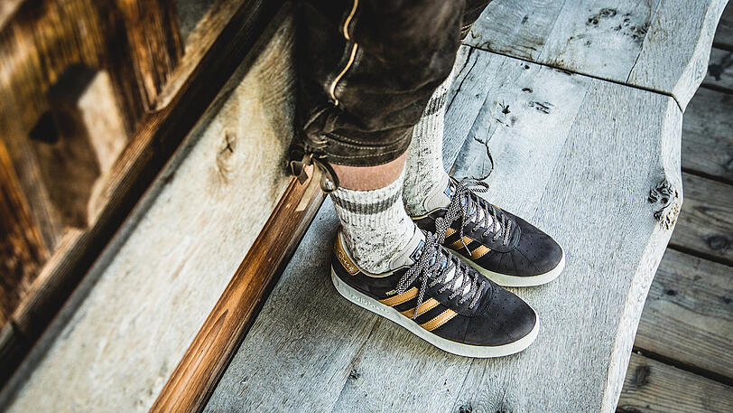 Der "Prost" von Adidas kommt traditionell und detailverliebt daher - aber darf man so einen Sneaker überhaupt zur Tracht anziehen?