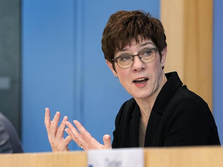 Verteidigungsministerin Annegret Kramp-Karrenbauer stellt die Bundeswehr auf einen langen Kriseneinsatz zur Bekämpfung des Coronavirus ein.