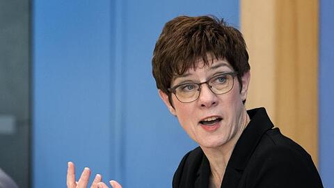Verteidigungsministerin Annegret Kramp-Karrenbauer stellt die Bundeswehr auf einen langen Kriseneinsatz zur Bekämpfung des Coronavirus ein.